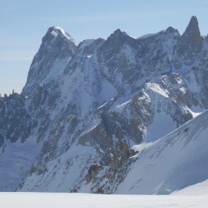 vue de la face nord des Grandes Jorasses depuis la vallée blanche en ski