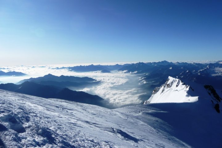 au sommet du Mont-blanc avec le bureau des guides de Grenoble