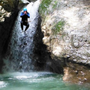 Canyoning Grenoble, saut dans le canyon des Ecouges 2