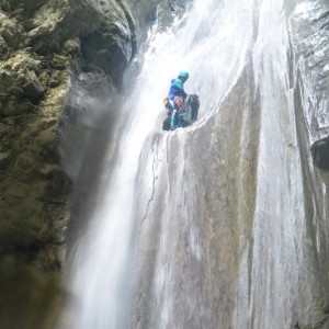 canyoning Grenoble, saut en milieu de cascade dans le versoud